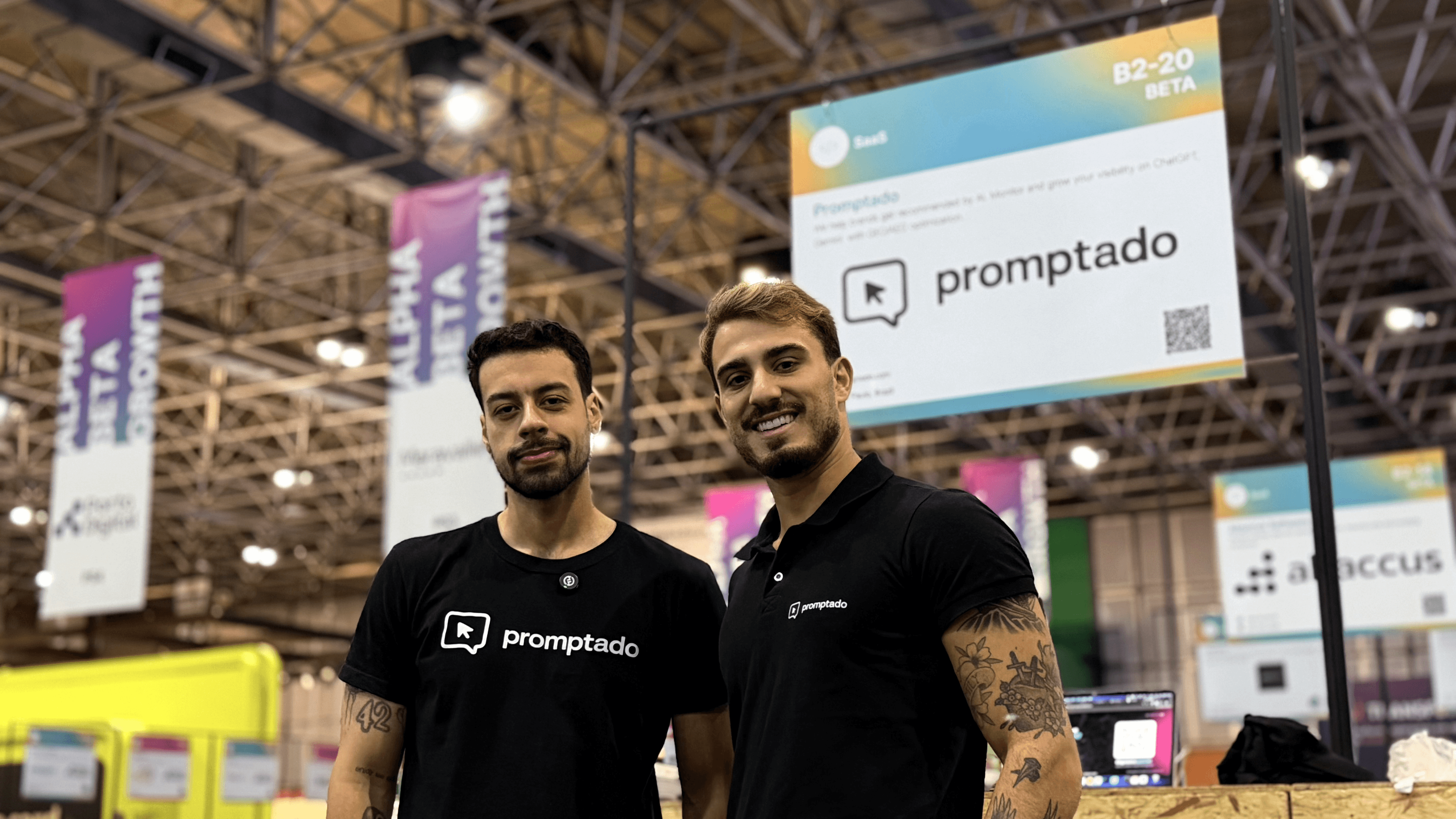 Fundadores da Promptado no stand do Web Summit Rio 2026